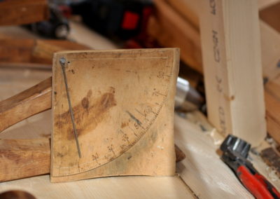 Mit einem selbstgebauten Winkel nahm er den richtigen Winkel des Ansatyes der Planken am Kiele auf beiden Seiten ab.